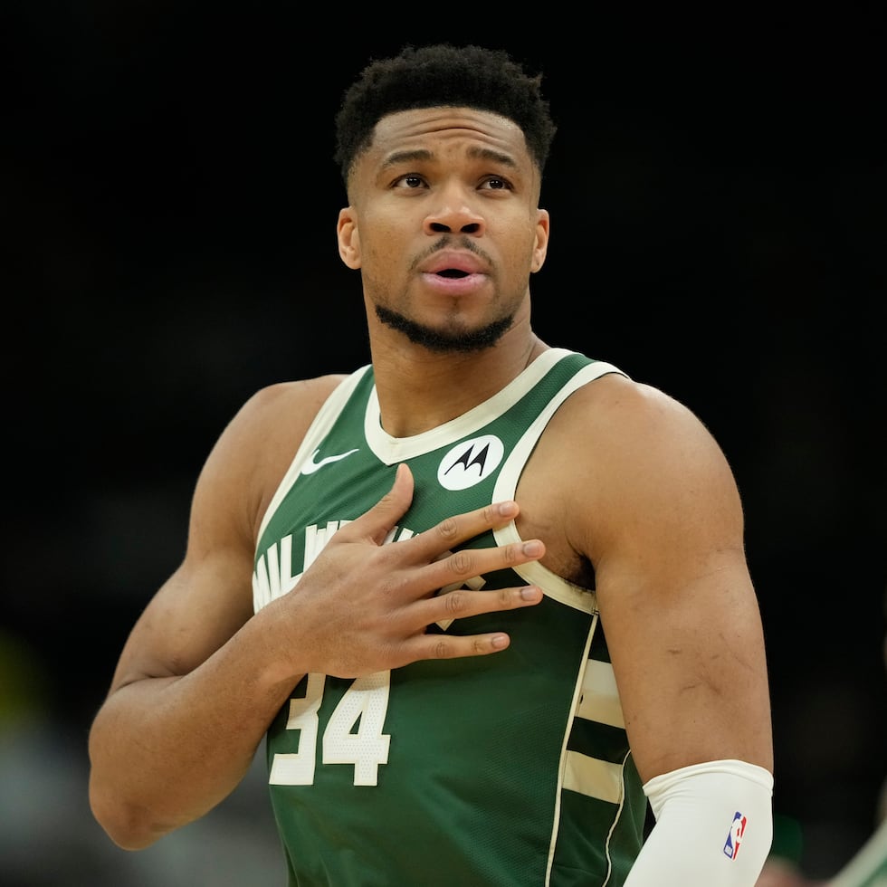 Giannis Antetokounmpo promedia 24.1 puntos y 9.9 rebotes por partido en su carrera.
