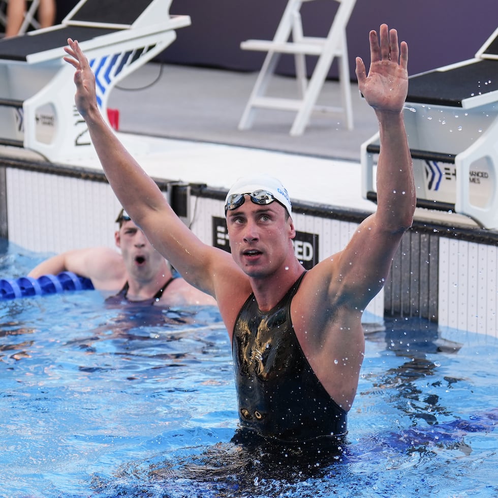 El griego Kristian Gkolomeev celebra tras ganar la final masculina de los 100 metros estilo libre en los Enhanced Games.