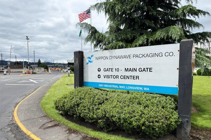 Exterior de la planta procesadora de papel Nippon Dynawave Packaging Co., tras la implosión de un tanque químico, el martes 26 de mayo de 2026, en Longview, Washington. (Foto AP/Claire Rush)