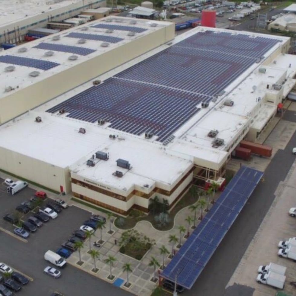 Las estructuras fotovoltaicas permitirían integrar luminarias eficientes y cámaras, creando espacios más visibles y seguros. También ofrecerían sombra constante, protegiendo los vehículos y mejorando la experiencia diaria de quienes los utilizan, escribe Derek Pagán.