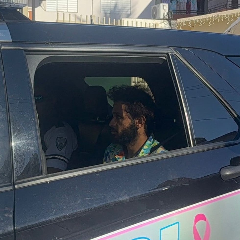 La rápida acción de agentes adscritos a la nueva Unidad Turística de la Policía Municipal de San Juan concluyó con el arresto, en minutos, de un individuo que presuntamente cometió un robo de auto a mano armada (“carjacking”) en una concurrida calle de Santurce