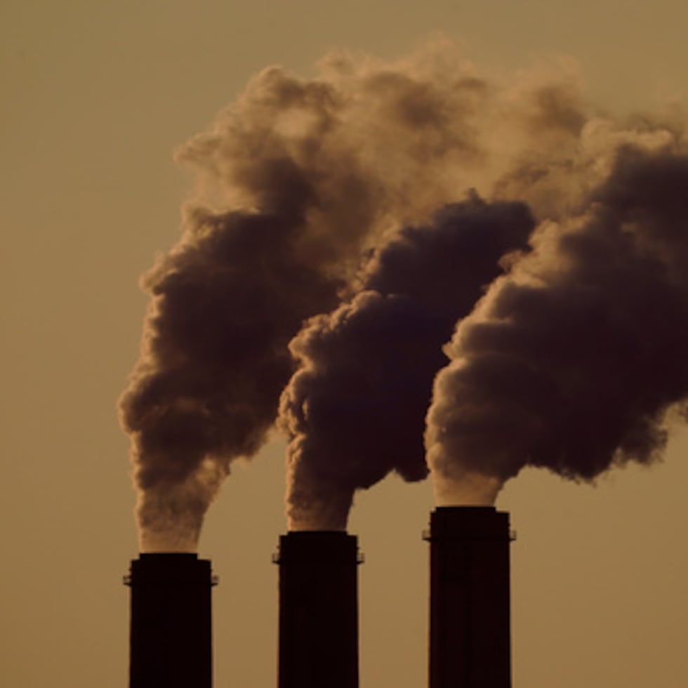 La medida se produce cuando la administración Trump está tratando de abandonar una norma que establece reglas estrictas para la contaminación de hollín mortal, argumentando que la administración Biden no tenía autoridad para establecer la norma más estricta sobre la contaminación de los tubos de escape, chimeneas y otras fuentes industriales.