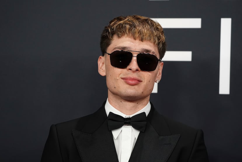 Peso Pluma en la alfombra roja de los Grammy el 2 de febrero de 2025 en Los Angeles.