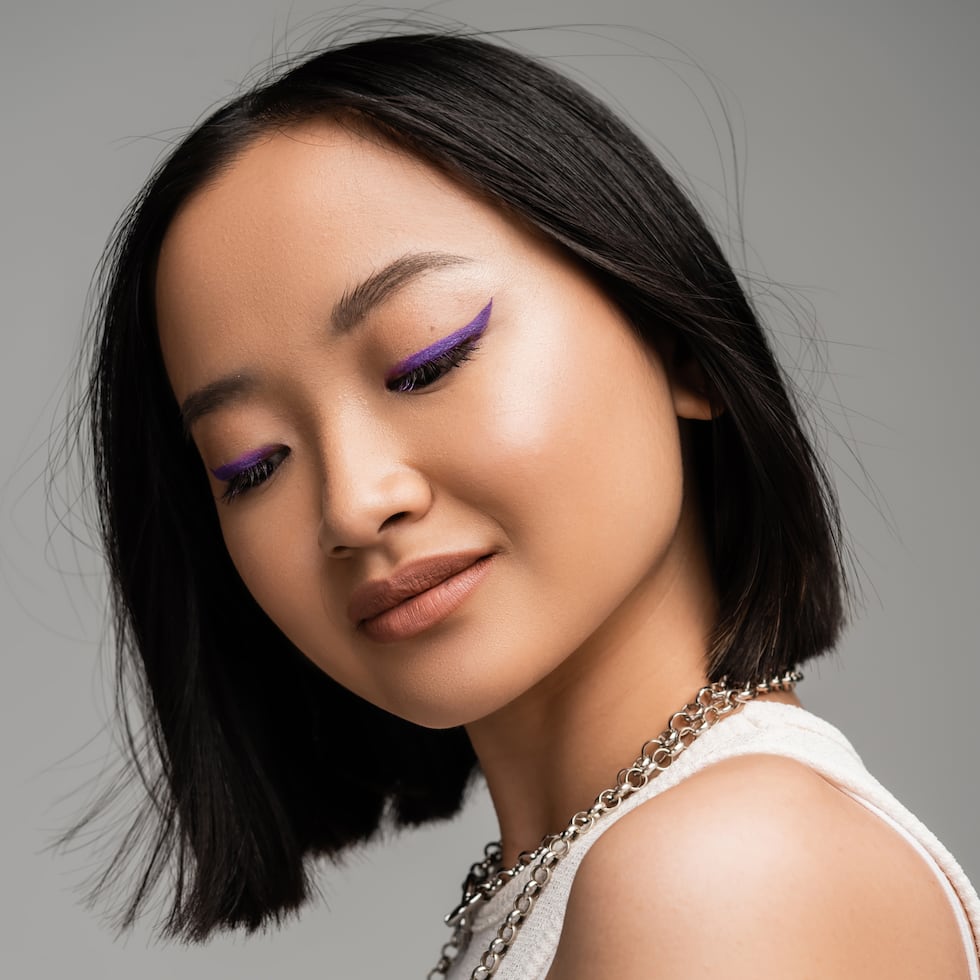 La tendencia del "eyemaxxing" en el maquillaje se inclina a utilizar la teoría de color para resaltar el tono natural de los ojos de cada persona.