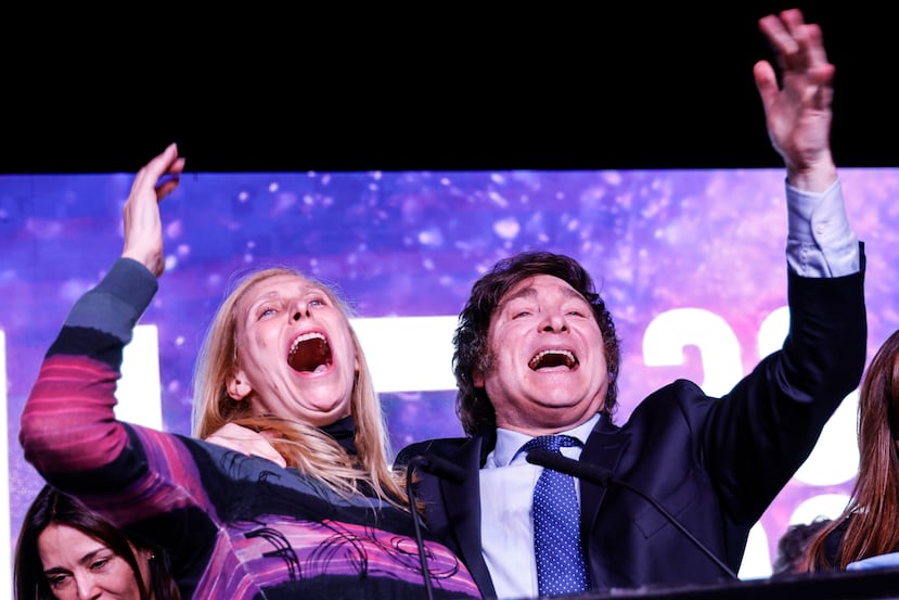 Javier Milei y su hermana Karina, celebran el triunfo en las Paso 2023, en el hotel Libertador.