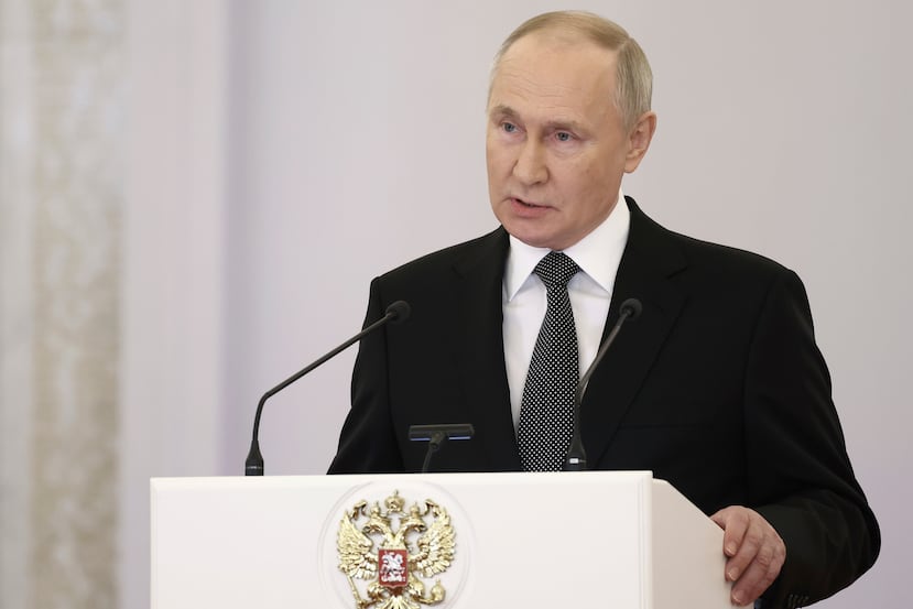 El presidente de Rusia, Vladímir Putin, pronuncia un discurso durante el acto de entrega de la Estrella de Oro de Héroe de Rusia, en la víspera del Día de los Héroes de la Patria, en el Salón de San Jorge del Gran Palacio del Kremlin, en Moscú, Rusia, el 8 de diciembre de 2023. (Valery Sharifulin, Sputnik, Kremlin Pool Foto vía AP)