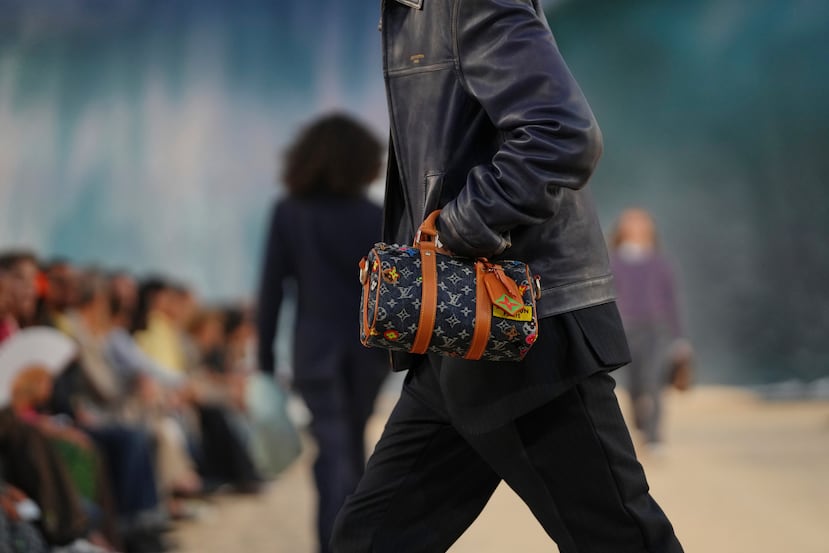Los bolsos en hombres ha sido una constante en las propuestas de moda masculina de las principales casas de moda para la primeravera-verano 2027.