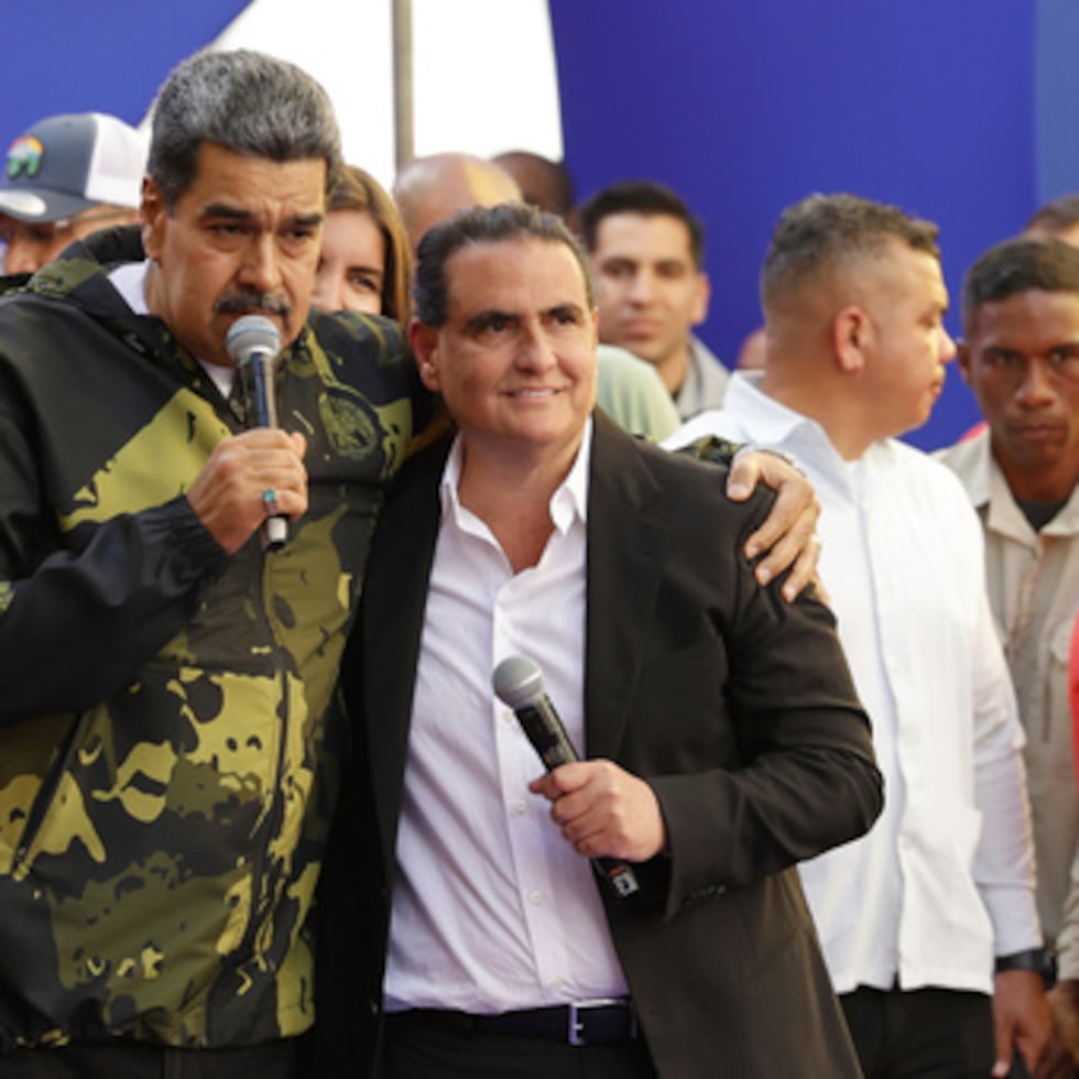 El presidente de Venezuela, Nicolás Maduro, izquierda, y Alex Saab, permanecen juntos durante un evento que marca el aniversario del golpe de 1958 que derrocó al dictador Marcos Pérez Jiménez, en Caracas, Venezuela, 23 de enero de 2024.