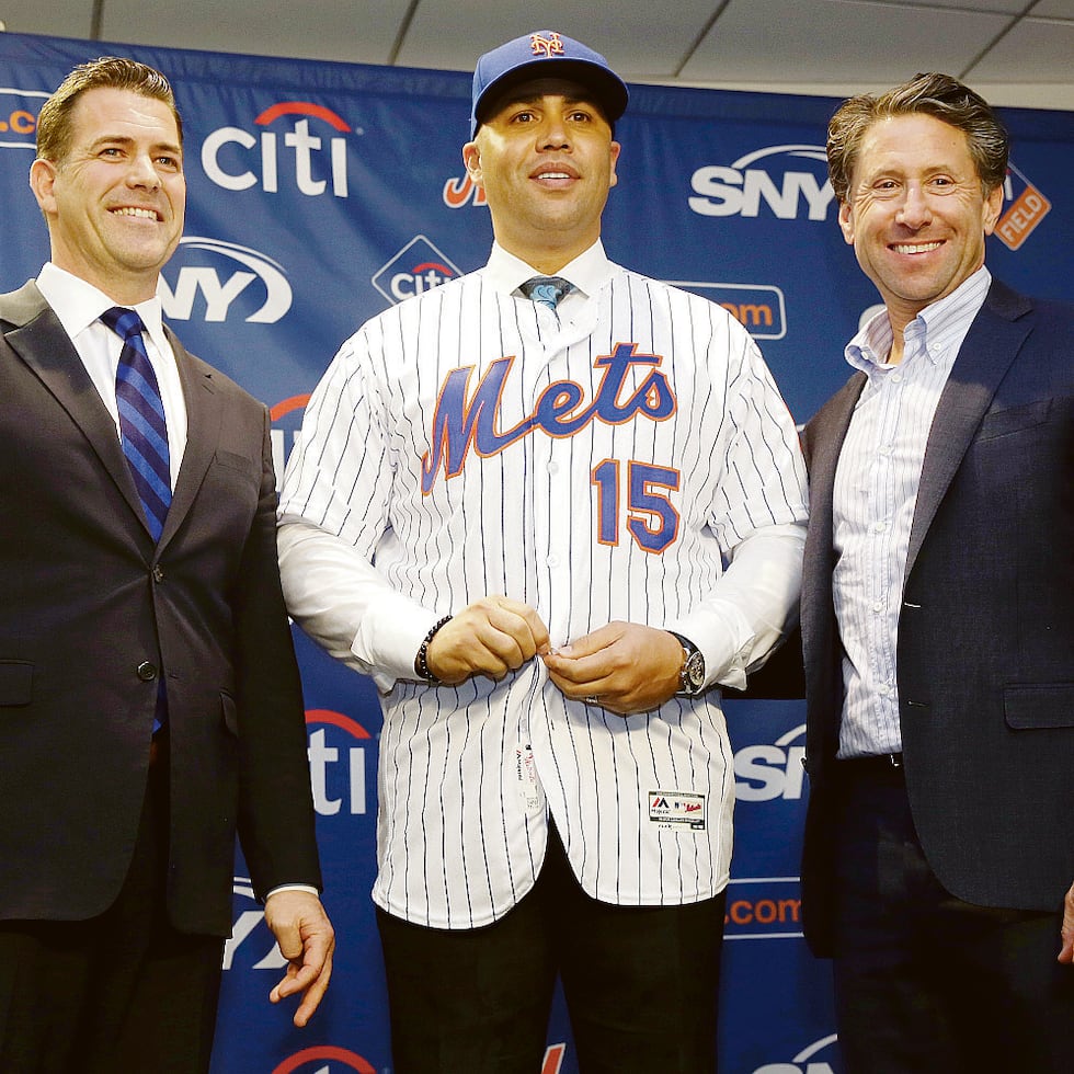 En esta foto del 4 de noviembre de 2019, Carlos Beltrán aparece como dirigente nombrado por los Mets, junto a ejecutivos de la franquicia bajo una administración anterior.