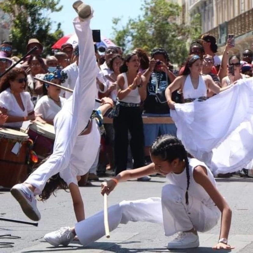 El kokobalé es un arte marcial puertorriqueño que combina la música de bomba con la lucha con palos o machetes.