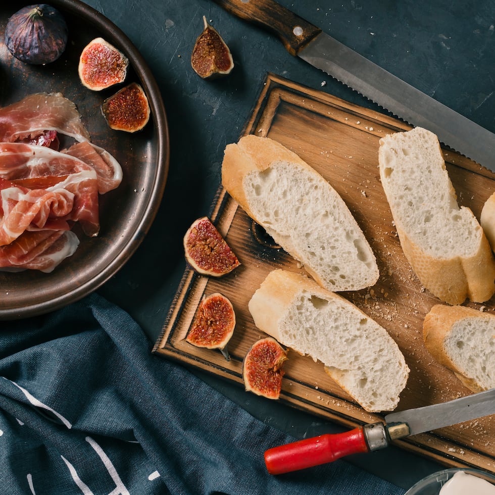 Escoge una variedad de panes, quesos, jamones, untables y más para que los agasajados monten tapas con sus ingredientes favoritos.