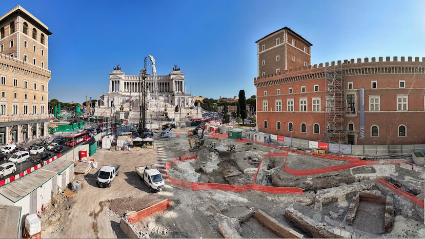 Fotografía cedida por la oficina de prensa de la Superintendencia Especial de Roma del Ministerio de Cultura de Italia que muestra unos restos arqueológicos en la capital de Italia datados entre el final de la República y el inicio del Imperio romano. Las obras para la construcción de la futura estación de plaza Venecia, parte del ambicioso proyecto de la línea C del metro de Roma, han sacado a la luz restos arqueológicos de época romana y medieval, entre ellos un complejo habitacional de varios pisos y antiguos hornos de cal. EFE/ Ministerio de Cultura de Italia / ***SOLO USO EDITORIAL/SOLO DISPONIBLE PARA ILUSTRAR LA NOTICIA QUE ACOMPAÑA (CRÉDITO OBLIGATORIO)***