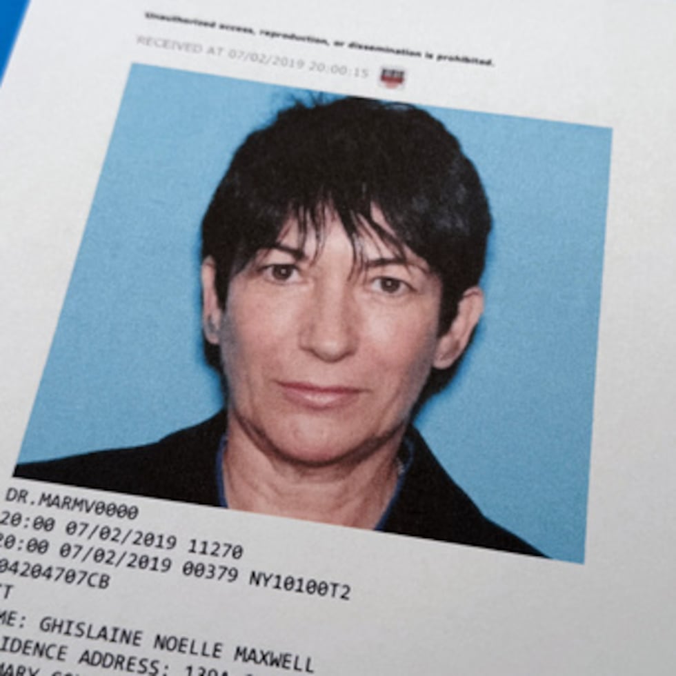 Un documento incluido en la publicación de los archivos de Jeffrey Epstein por parte del Departamento de Justicia de Estados Unidos, fotografiado el martes 10 de febrero de 2026, muestra una foto de Ghislaine Maxwell en 2019.