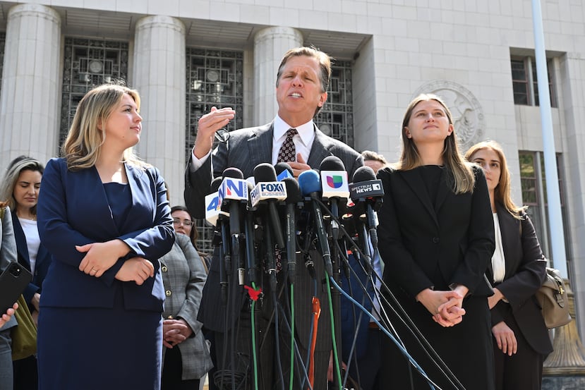 El abogado Mark Lanier habla durante una conferencia de prensa tras el veredicto en un juicio histórico sobre si las plataformas de redes sociales crean adicción y perjudican deliberadamente a los niños, en el Tribunal Superior de Los Ángeles, el miércoles 25 de marzo de 2026, en Los Ángeles. (Foto AP/William Liang)