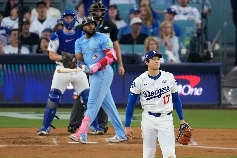 Shohei Ohtani, abridor de los Dodgers, observa el cuadrangular de dos carreras de Vladimir Guerrero Jr., de los Blue Jays, durante la Serie Mundial.