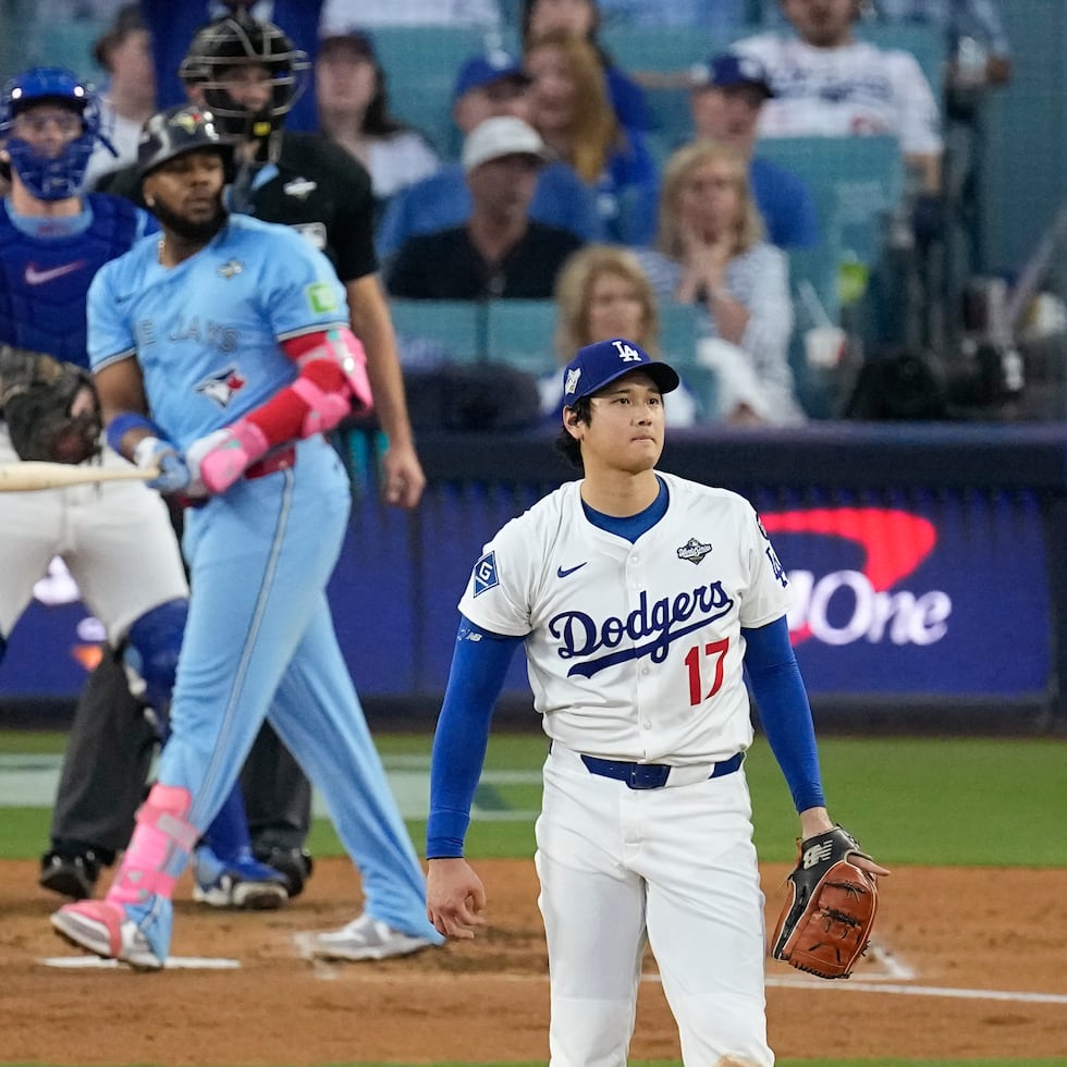 Shohei Ohtani, abridor de los Dodges, observa el cuadrangular de dos carreras de  Vladimir Guerrero Jr., de los Blue Jays, en el tercer inning.