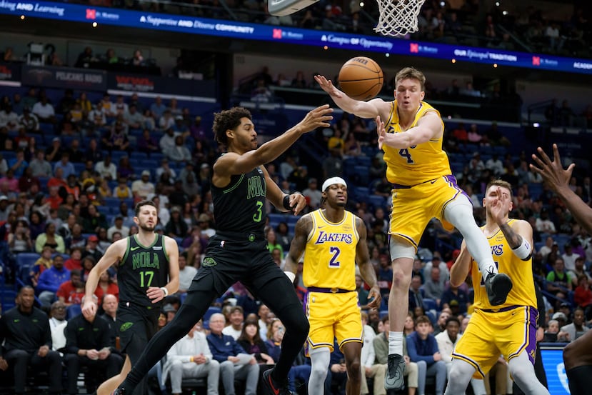 Jordan Poole (izquierda), de los Pelicans, pasa el balón tratando de evadir la defensa de Dalton Knecht (4), de los Lakers.