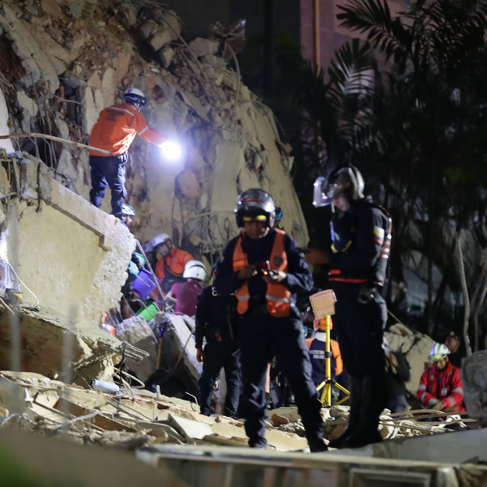 Integrantes de cuerpos de emergencia buscan víctimas este miércoles, luego de dos fuertes terremotos sacudieron el Caribe venezolano en Caracas (Venezuela).