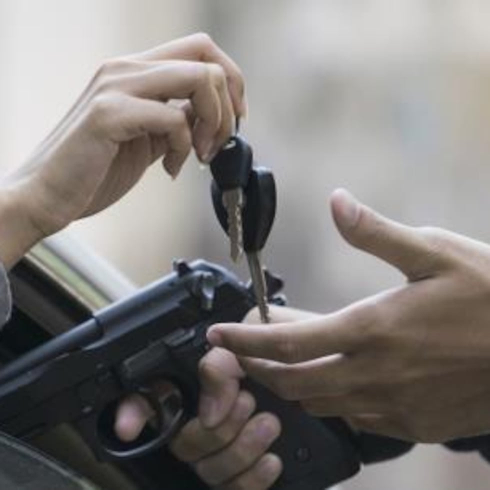 El vehículo robado a mano armada fue un Jeep Renegade Latitude gris claro del año 2019 y con tablilla JJG-124.