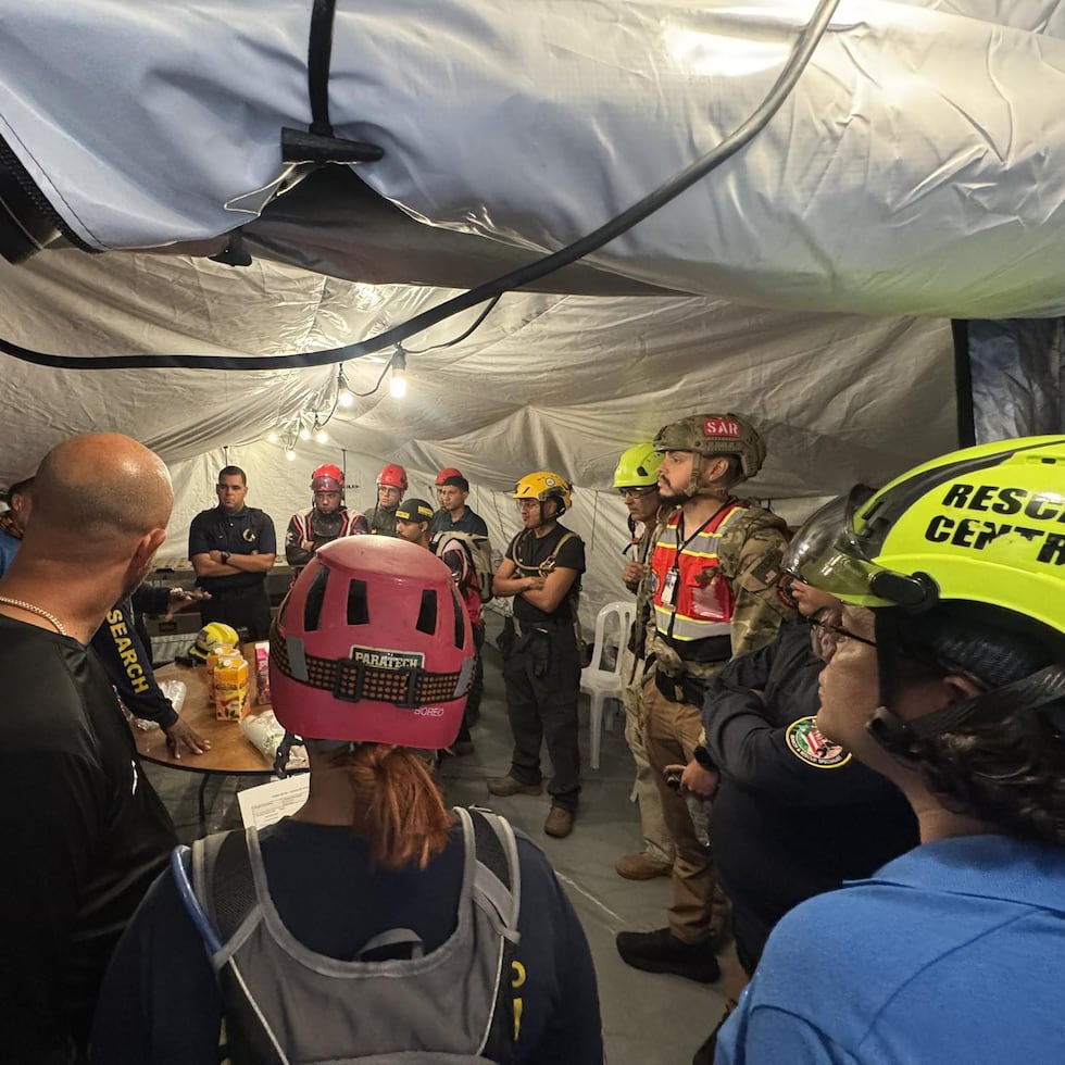 Las escuadras comenzaron las labores de búsqueda temprano en la mañana.