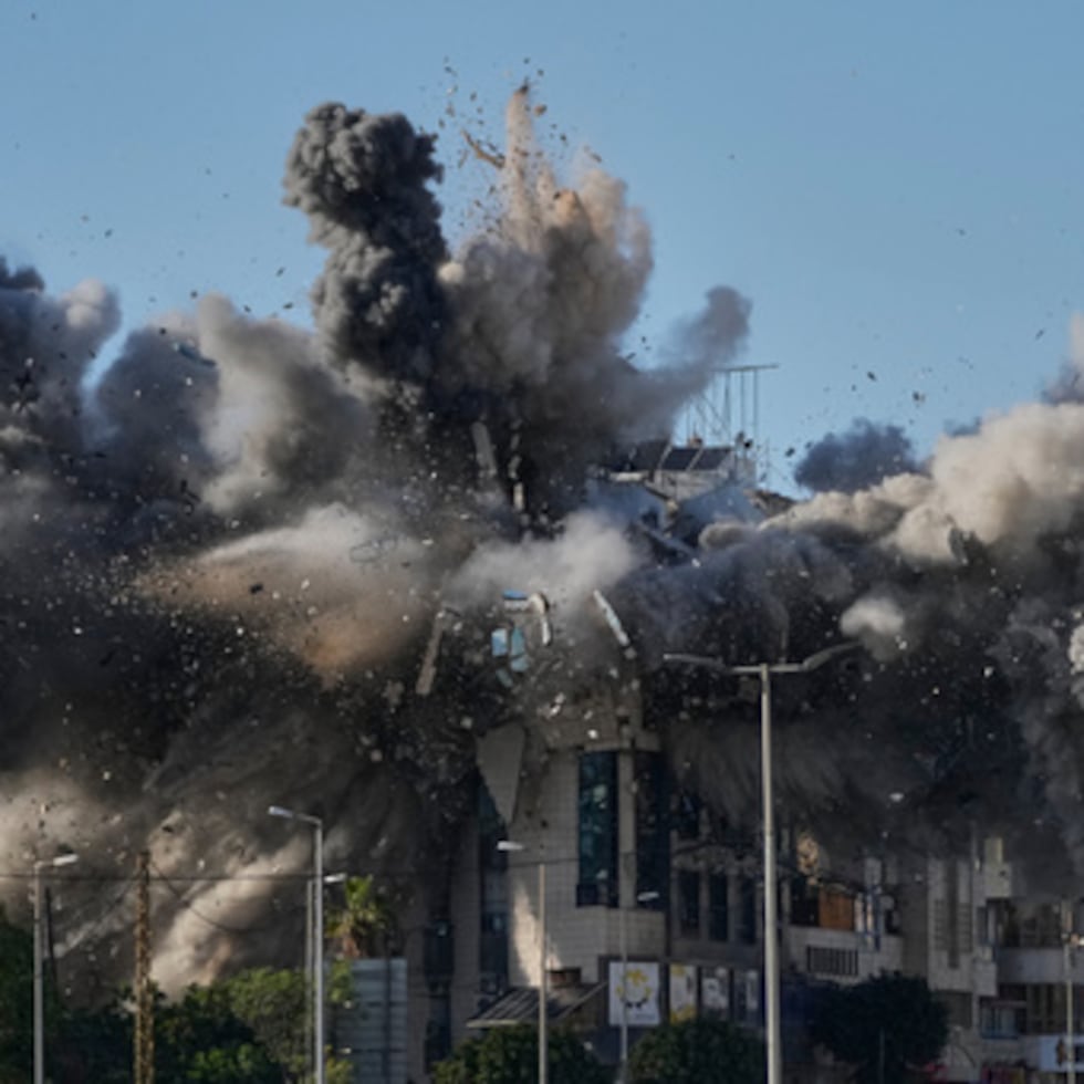 El humo se eleva después de un ataque aéreo israelí golpea un edificio cerca de la carretera del aeropuerto en Beirut, Líbano, martes, 31 de marzo 2026.