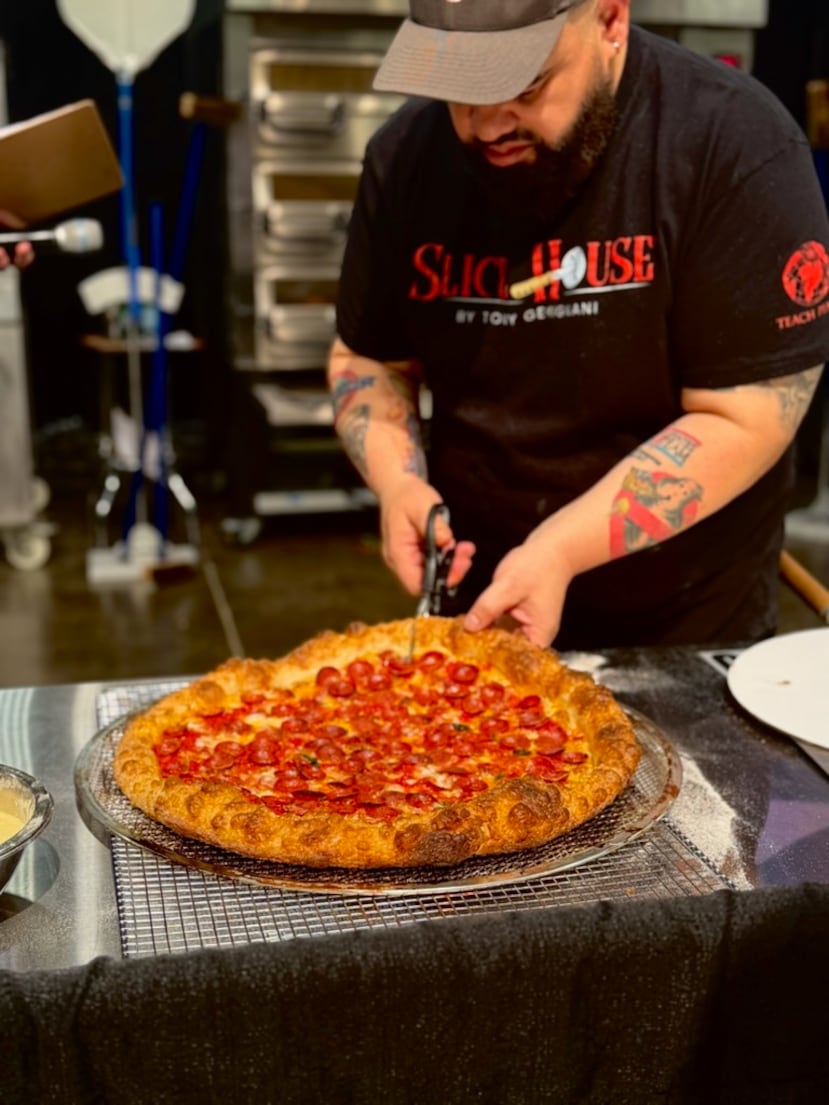 El puertorriqueño Wilhelm Rodríguez prepara los pedazos de pizza de pepperoni que presentó a los jueces de la competencia Great American Pizza Challenge.