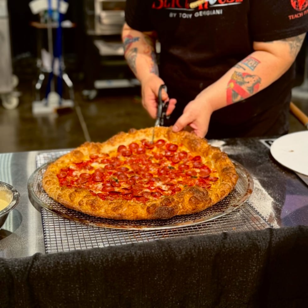 El puertorriqueño Wilhelm Rodríguez prepara los pedazos de pizza de pepperoni que presentó a los jueces de la competencia Great American Pizza Challenge.