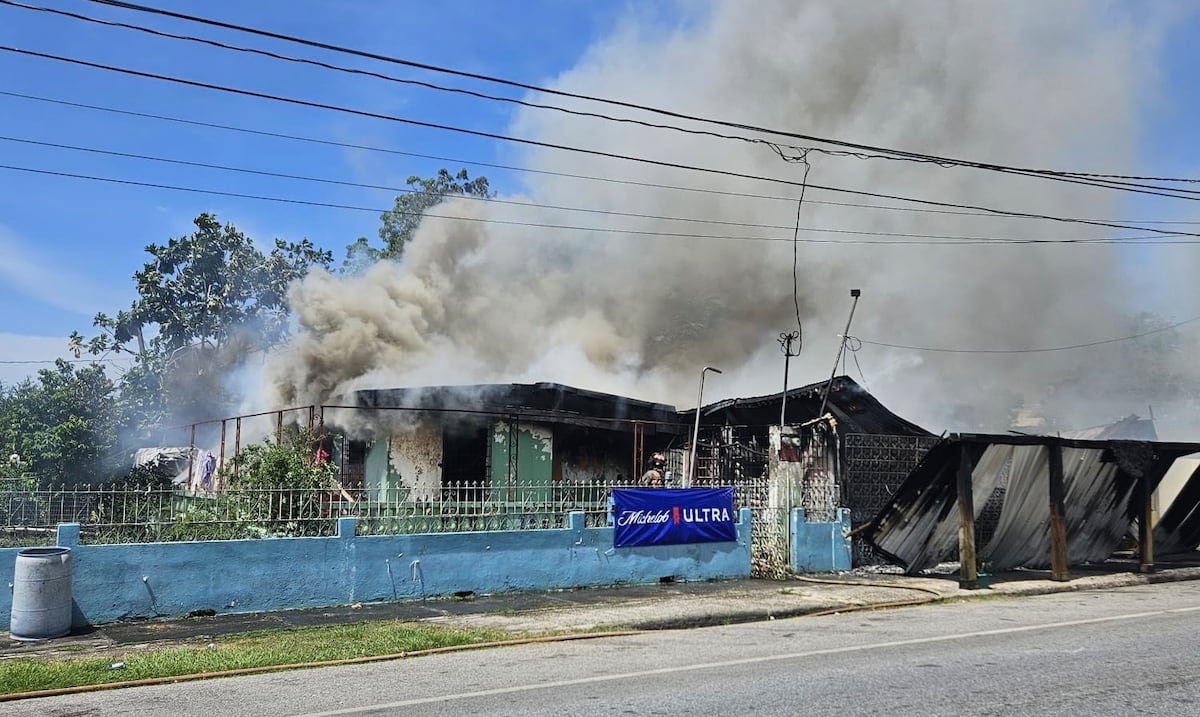 Pérdida total: incendio destruye negocio que sería inaugurado este sábado en Juana Díaz