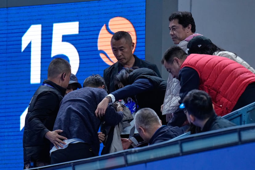 Oficiales asisten a un hombre que resultó herido por una pelota enviada a las gradas por el ruso Daniil Medvedev durante la semifinal individual masculina contra el serbio Novak Djokovic.
