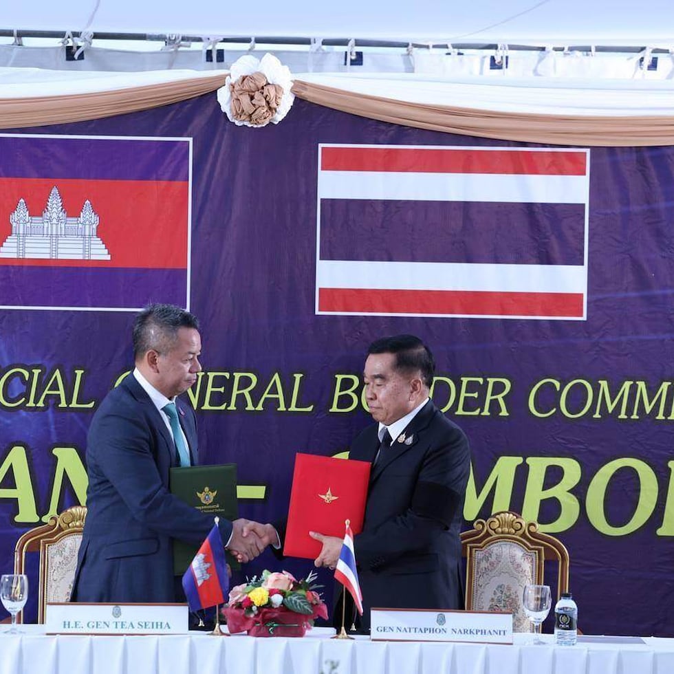 En esta imagen difundida por Agence Kampuchea Press (AKP), el ministro de Defensa de Camboya, Tea Seiha, a la izquierda, acompañado de su homólogo tailandés, Natthaphon Narkphanit, en la Reunión General de la Comisión Fronteriza, en la provincia de Chanthaburi, Tailandia.