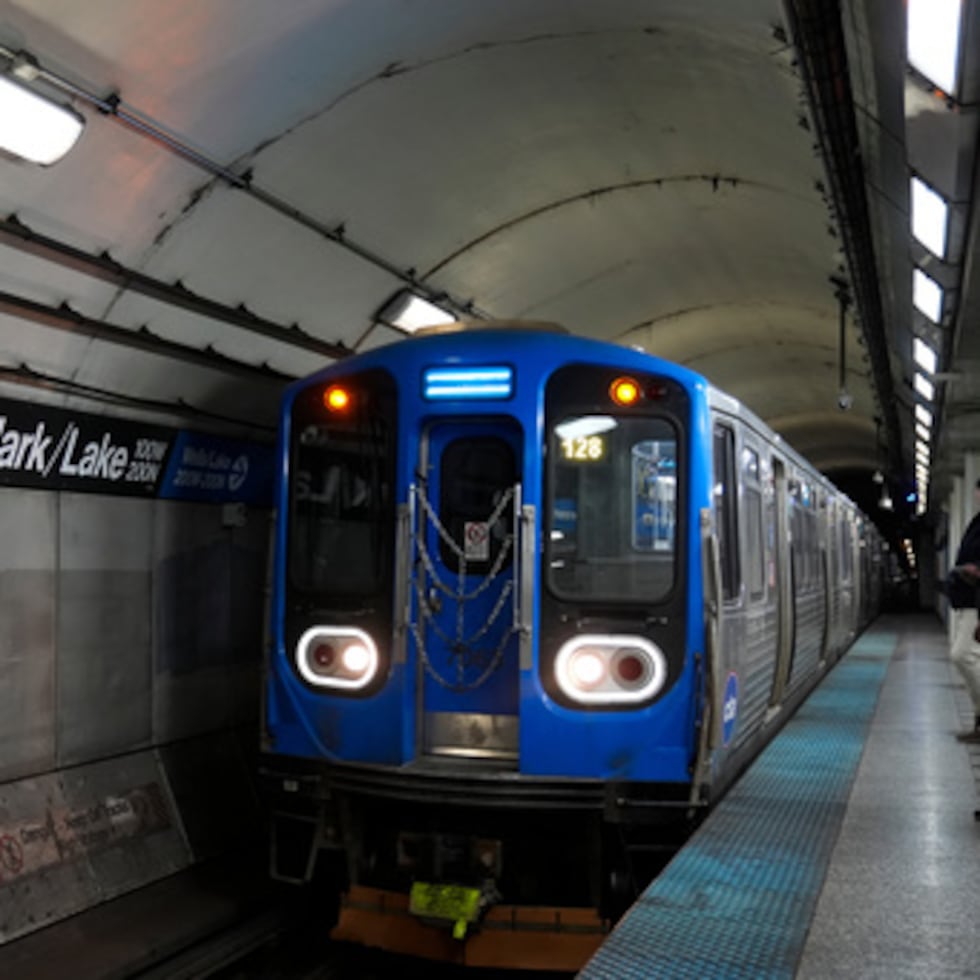 Un tren entra en la parada de la línea azul de Clark Street y Lake Street donde un hombre roció a una mujer con líquido y le prendió fuego en el tren el lunes por la noche, martes 18 de noviembre de 2025, en Chicago.