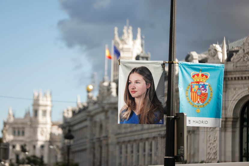 Detalle de unas banderas con la imagen de la princesa Leonor y el escudo de armas de la princesa de Asturias, instalados en una farola de Madrid con motivo del acto de Jura de la Constitución.