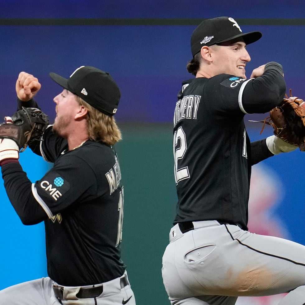 Chase Meidroth, izquierda, y Colson Montgomery, de los White Sox de Chicago, celebran tras el segundo juego de la Serie Divisional de la Liga Americana contra los Guardians de Cleveland.