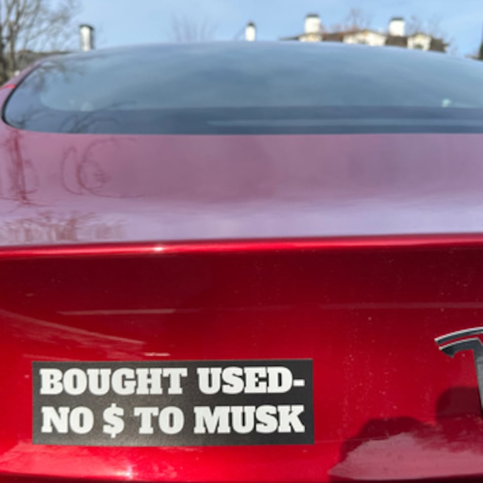ARCHIVO - Un vehículo Tesla muestra una pegatina que hace referencia a la compra del coche el domingo 15 de diciembre de 2024, en Concord, Massachusetts. (Foto AP/Peter Morgan, archivo)