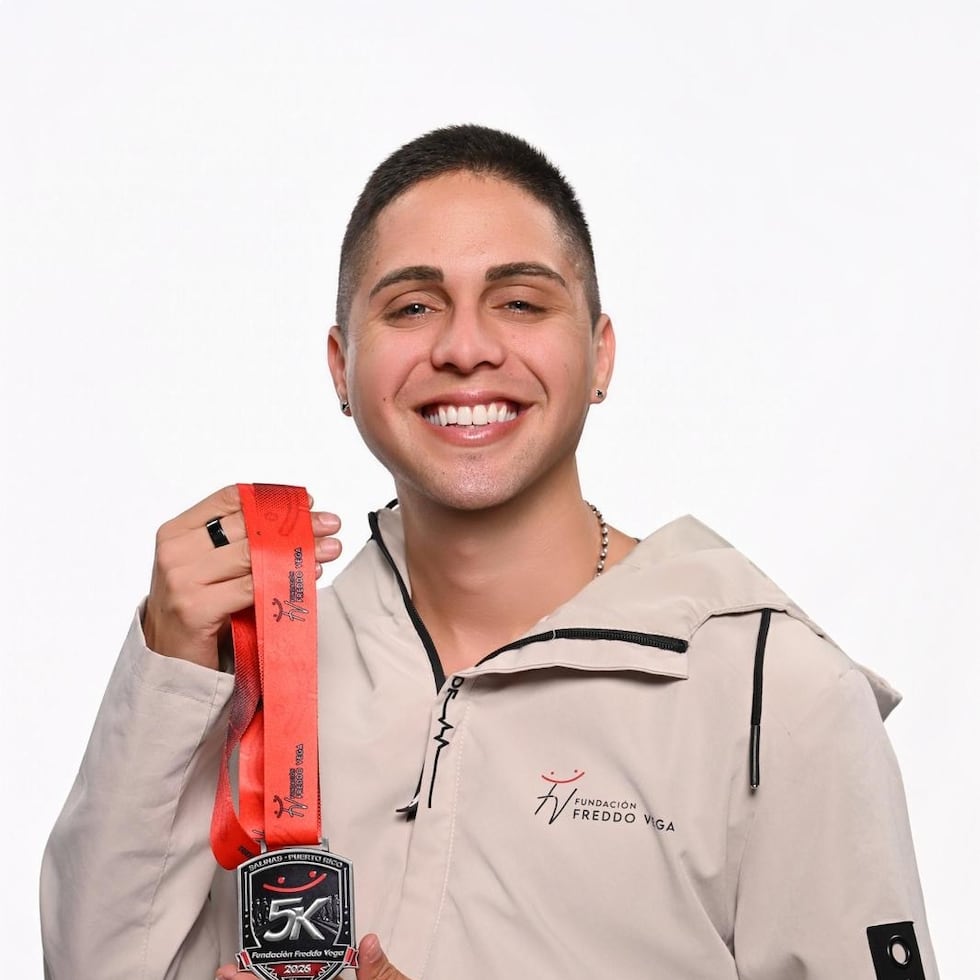 El comediante Freddo Vega con la medalla que ganarán aquellos que realicen el 5k Fundación Freddo Vega, el próximo 6 de septiembre, con el que recauda fondos para la iniciativa navideña “Alegría pa’ mi Barrio”.