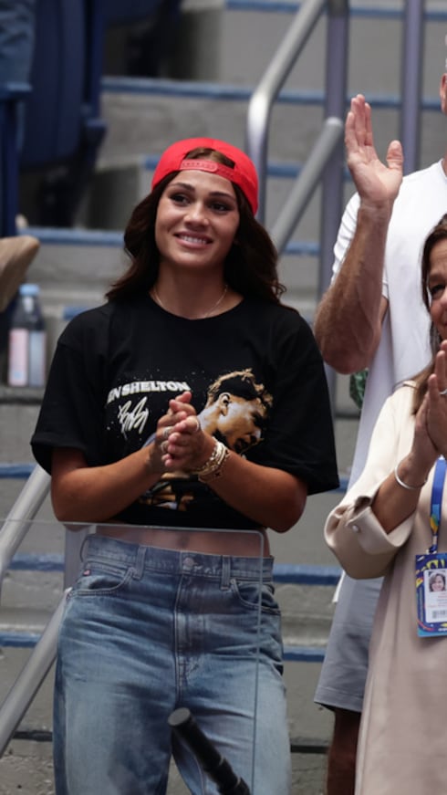 La futbolista Trinity Rodman, al centro, reacciona luego de que su novio, el estadounidense Ben Shelton, perdiera la final de sencillos masculinos del Abierto de Estados Unidos ante el alemán Alexander Zverev, el domingo 13 de septiembre de 2026, en Nueva York.