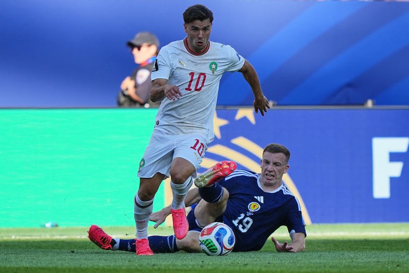 El escocés Lewis Ferguson, a la derecha, disputa el balón con el marroquí Brahim Díaz en el Mundial.