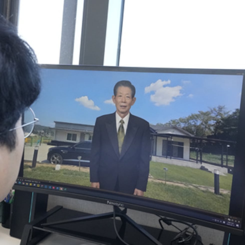 Lee Geon Hui mira la pantalla de un ordenador mientras se reproduce un vídeo en el que aparece una representación digital de su difunto abuelo dando un discurso en la empresa tecnológica Vaice, con sede en Seúl