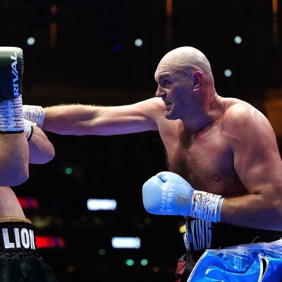 Tyson Fury lanza un golpe sobre Arslanbek Makhmudov durante su contienda en la división de los pesados el sábado en Londres.
