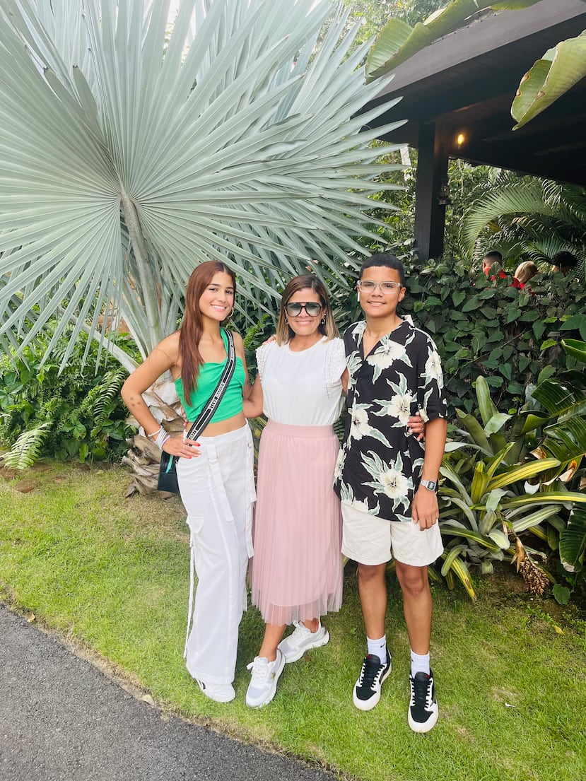 Nydia C. Aponte, Senior Media Planner de de la Cruz Ogilvy, con Carolina y Juan Luis.