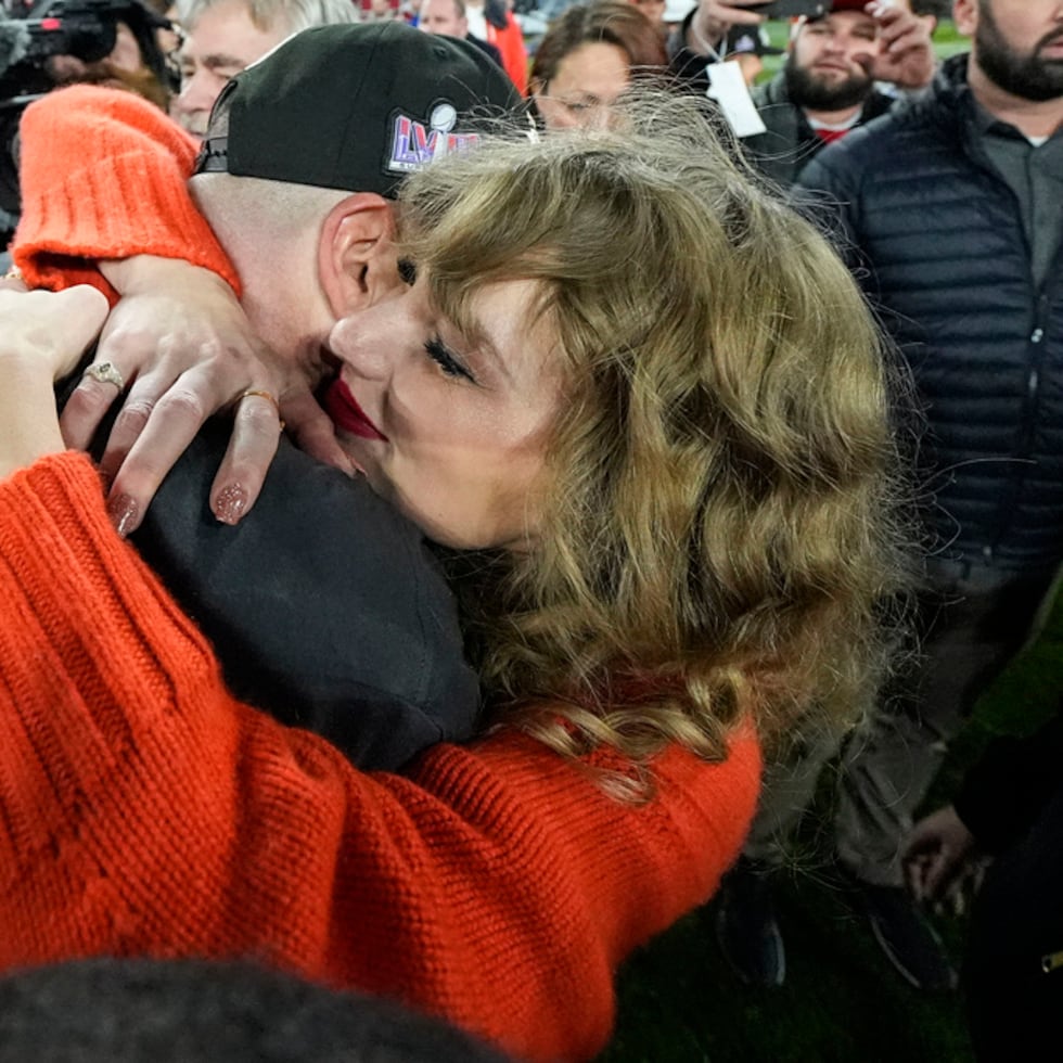 En julio de 2023 Travis Kelce contó en un podcast que había intentado entregarle una pulsera de la amistad a Taylor Swift durante un concierto de The Eras Tour, un gesto que marcó el comienzo de la historia de amor. (AP Photo/Julio Cortez)