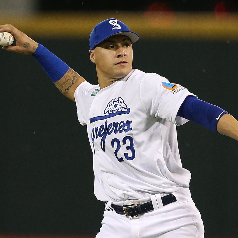 Javier Báez jugó dos campañas seguidas en la liga invernal boricua con los Cangrejeros, entre 2014 y 2016, antes de ausentarse por nueve temporadas.