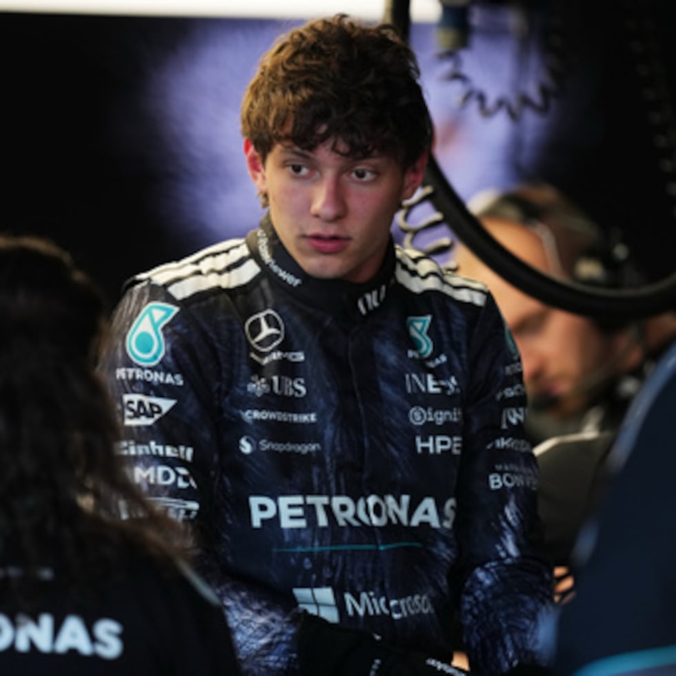 El piloto italiano de Mercedes, Andrea Kimi Antonelli, trabaja con los miembros de su equipo en el garaje en Suzuka, Japón, antes de la carrera del Gran Premio de Japón de Fórmula 1 del domingo.