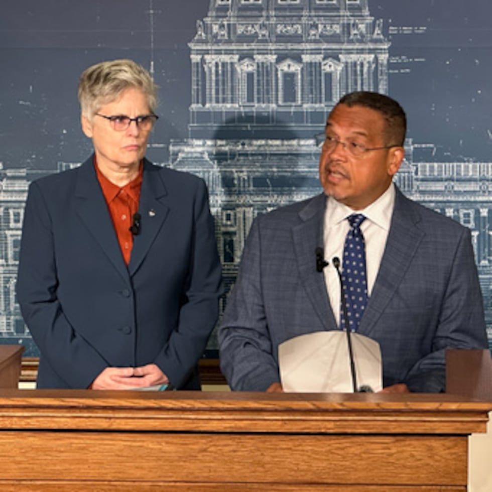 El fiscal general de Minnesota, Keith Ellison, a la derecha, habla durante una rueda de prensa junto a la fiscal del condado de Hennepin, Mary Moriarty.
