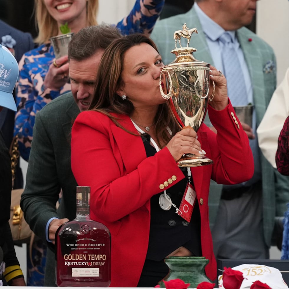 La entrenadora Cherie DeVaux besa el trofeo después de la victoria de Golden Tempo en la 152ª edición de la carrera de caballos Kentucky Derby en Churchill Downs.