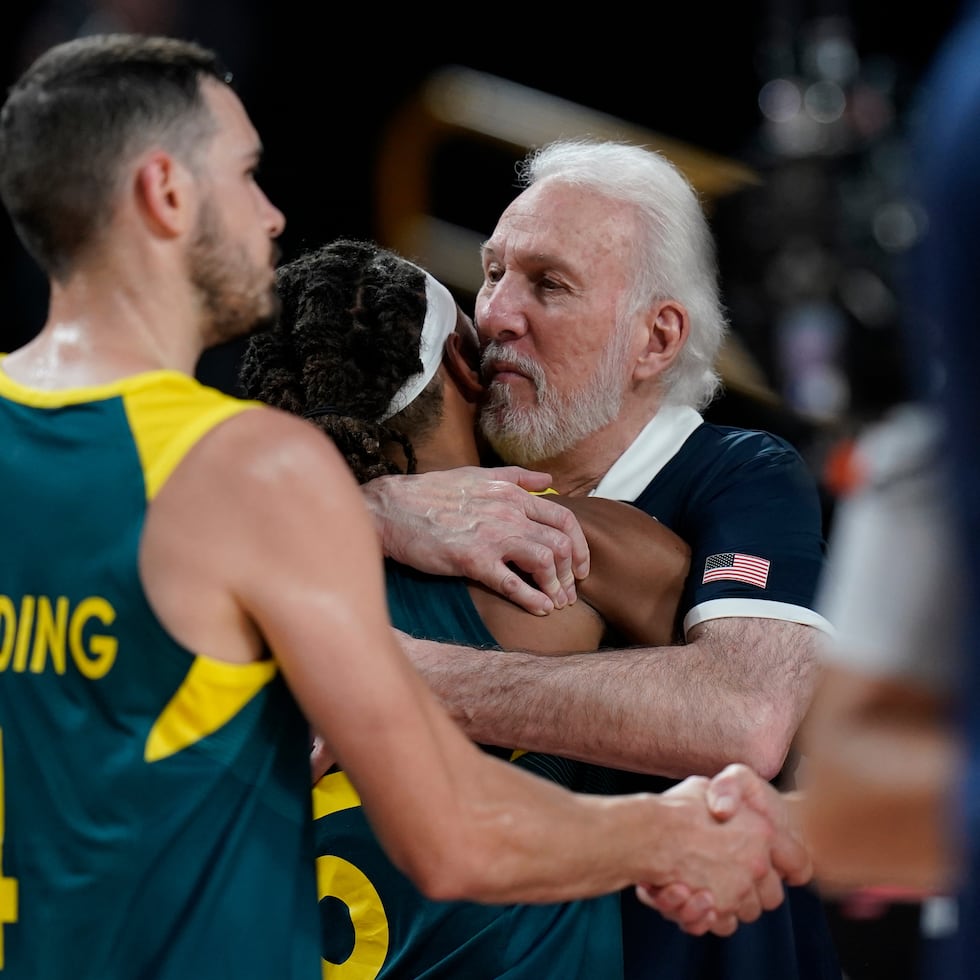 El entrenador Gregg Popovich -aquí mientras abraza al australiano Patty Mills al final de la semifinal de los Juegos Olímpicos de Tokio 2020- dejó el cargo de entrenador de los Spurs en mayo, poniendo fin a una carrera de tres décadas.