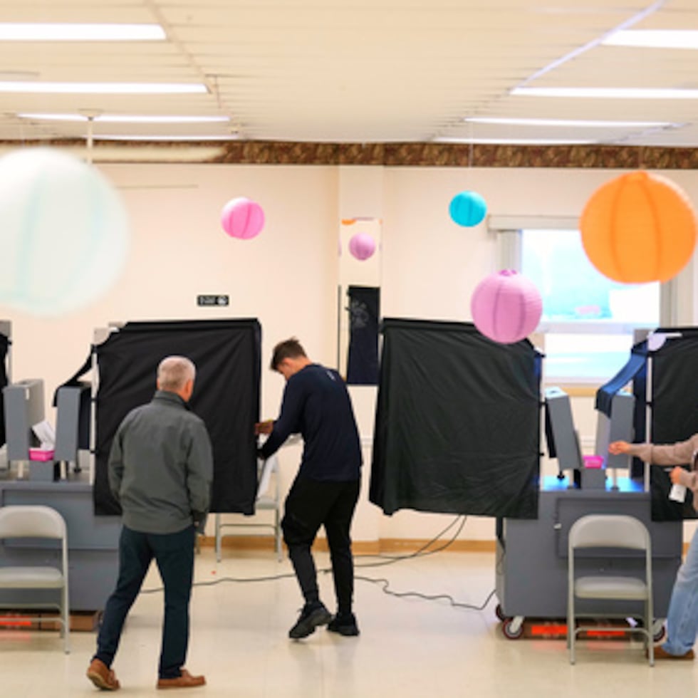 Trabajadores electorales asisten en centro de votación en Garfield, N.J.