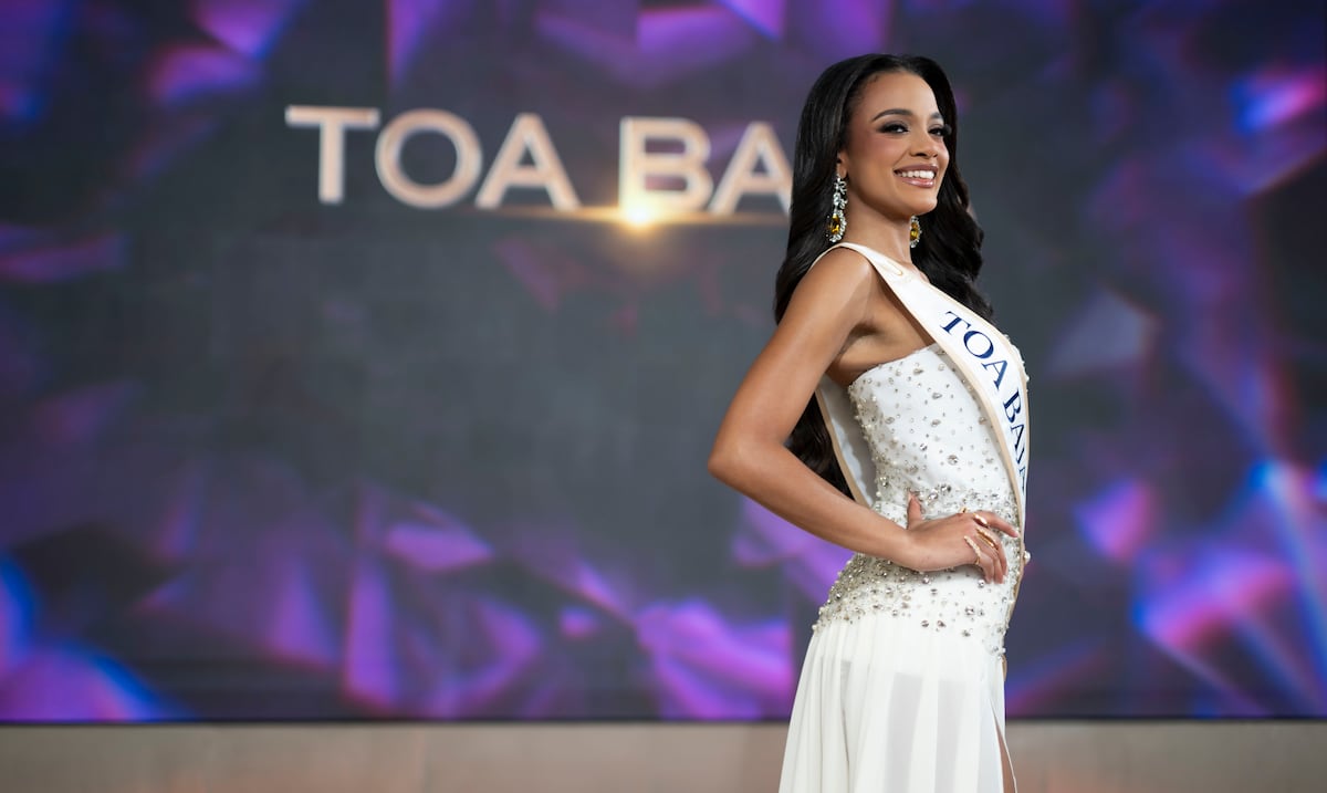 Vicky Carbonell canta a Selena y regala rosas a sus compañeras antes de la final de Miss Universe PR