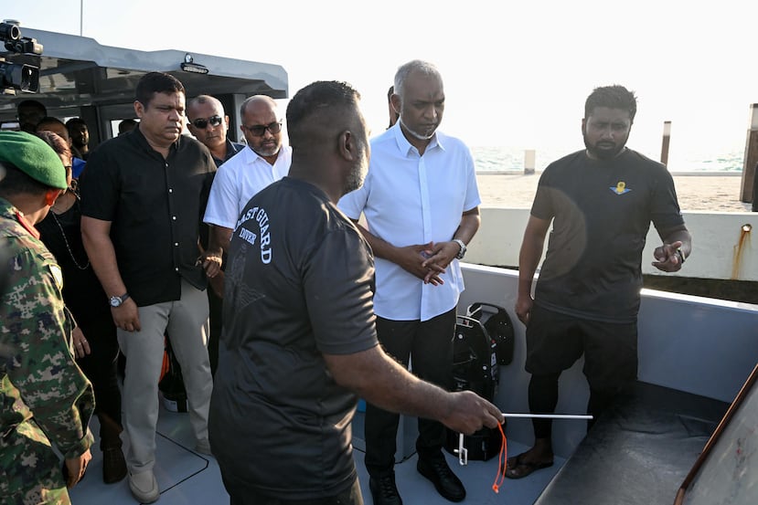 Imagen difundida el pasado 15 de mayo por Presidencia de Maldivas que muestra al presidente Mohamed Muizzu junto al sargento Mohamed Mahdhee (derecha), el buzo rescatista fallecido el pasado sábado en Maldivas mientras participaba en las tareas de localización y recuperación de los ciudadanos italianos muertos durante una inmersión en una cueva submarina en el atolón de Vaavu.