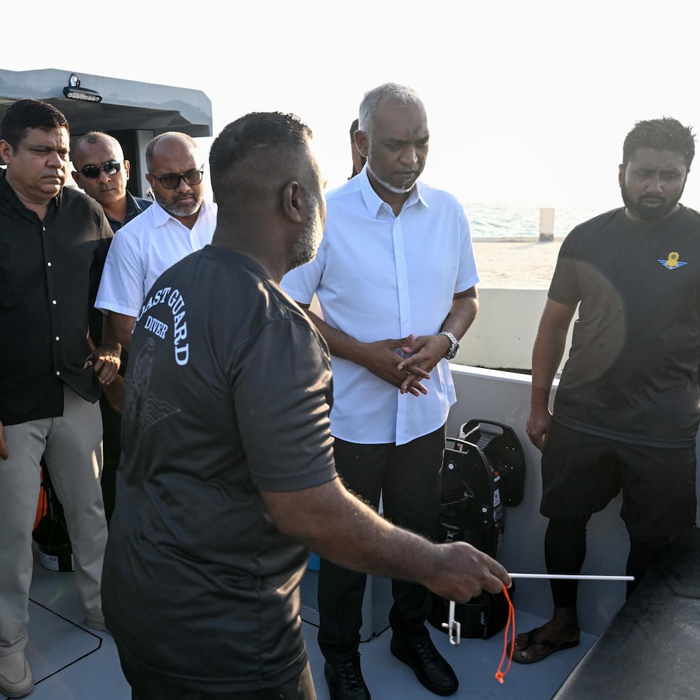 Imagen difundida el pasado 15 de mayo por Presidencia de Maldivas que muestra al presidente Mohamed Muizzu junto al sargento Mohamed Mahdhee (derecha), el buzo rescatista fallecido el pasado sábado en Maldivas mientras participaba en las tareas de localización y recuperación de los ciudadanos italianos muertos durante una inmersión en una cueva submarina en el atolón de Vaavu.